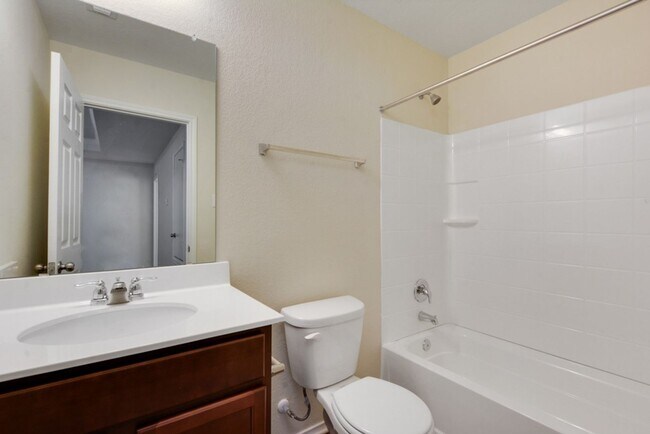 Building Photo - Inviting 4BD/3BA Rental Home with Walk-In Closet & Big Yard