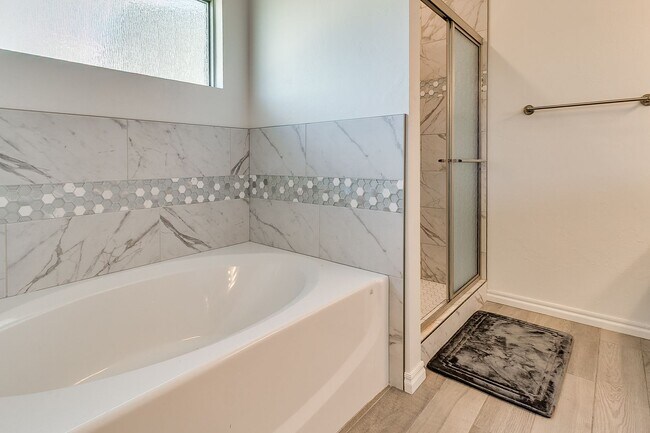 Building Photo - 3 Bed, 2 Bath Home with Bonus Office and  ...