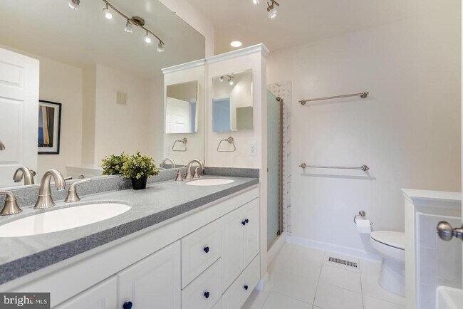 Building Photo - 7046 Falls Reach Dr