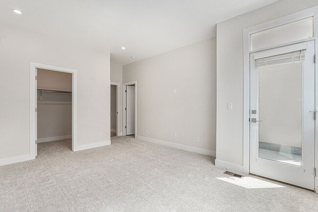 Building Photo - Spacious 3 bedroom home in the heart of Ed...