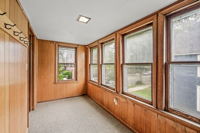 Building Photo - Cute 2BR 1 Bath Apartment Available 8/15