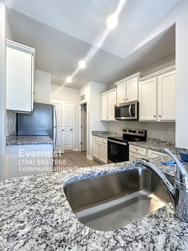 Building Photo - 124 Lightning Dr