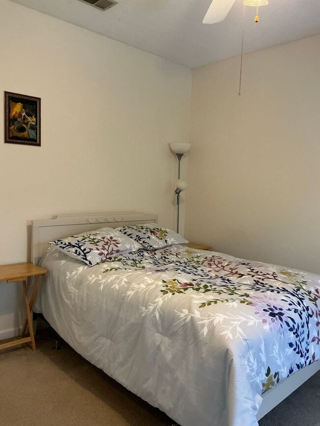 Building Photo - 1 Bedroom/2 .5 Bath Condo located in River...
