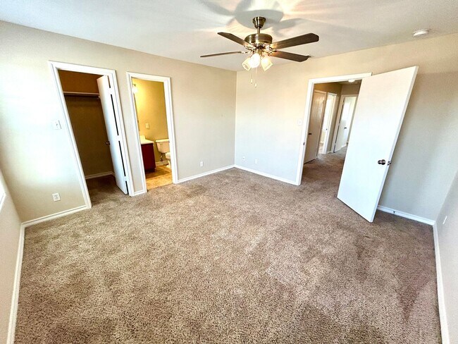Building Photo - AVAILABLE NOW! 3 Bedroom 2.5 Bathroom Town...