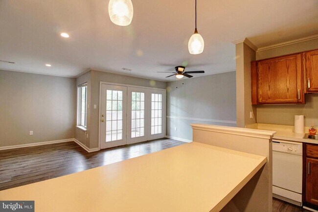 Building Photo - 2121 Wainwright Ct