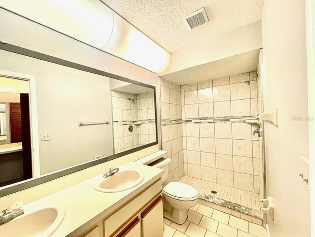 Building Photo - 10026 Chesham Dr