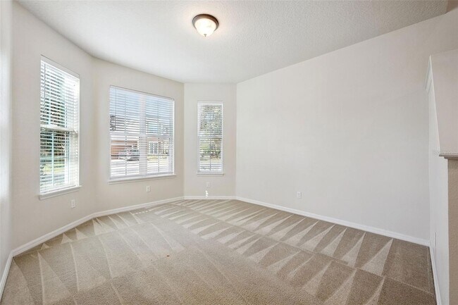 Building Photo - 1310 Oakcrest Ct