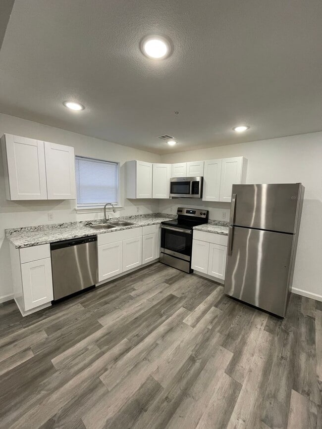 Building Photo - Townhomes Now Available in Strafford MO!