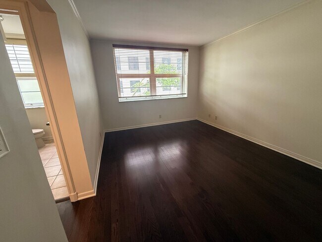 Building Photo - 2 Bedroom/ 3 Bath condo on West End, 1 assigned covered parking spot, Small Storage Space include...