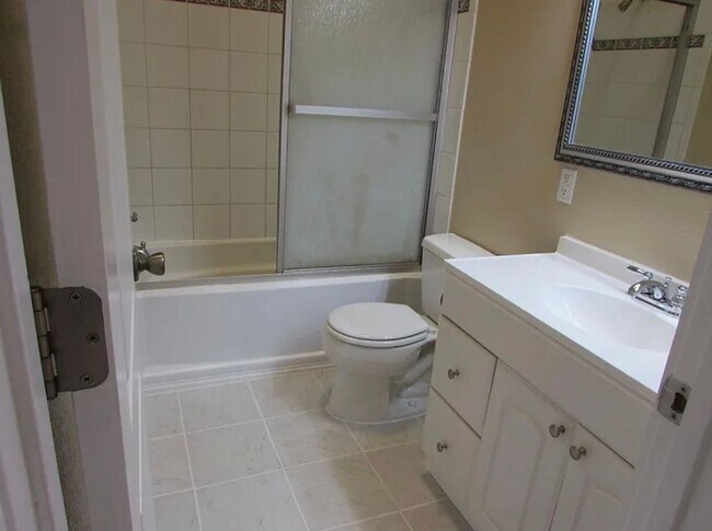 Building Photo - 2 Bed, 1 Bathroom Apartment