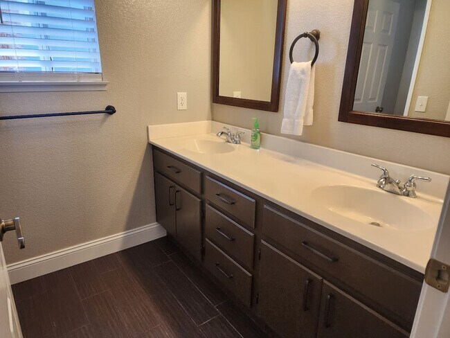 Building Photo - Gorgeous 4 Bedroom/3 Bath Home in South Temecula!