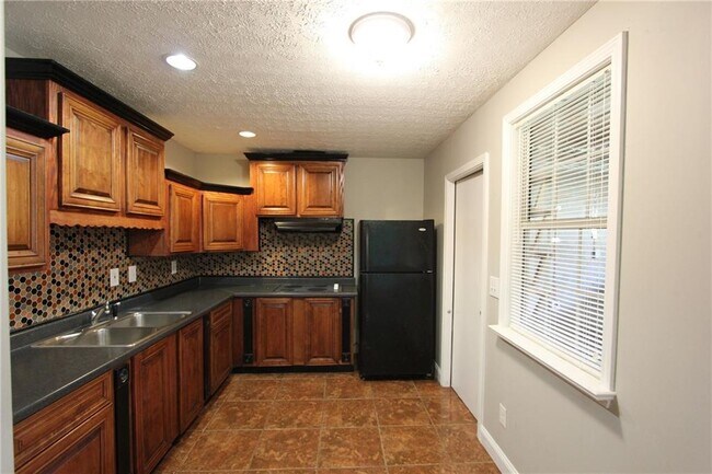 Building Photo - 818 Springlake Rd