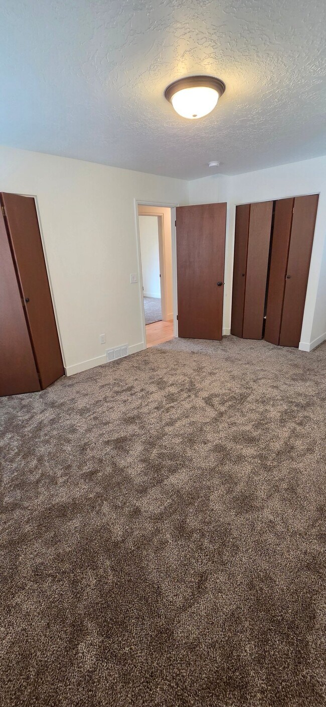 Building Photo - 386 W 1125 N