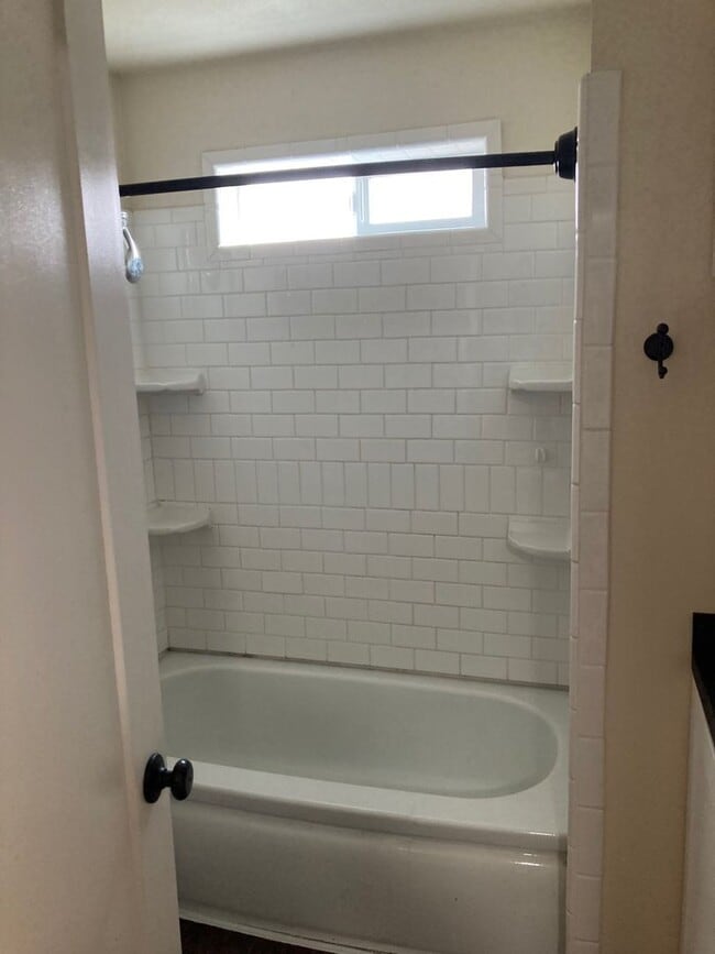 Building Photo - Spacious Multi-Level Apartment in the Hear...