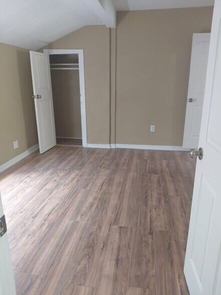 Building Photo - 360 Eaton St