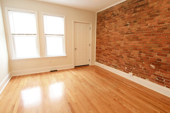 Building Photo - Large 3 bed in Brookline