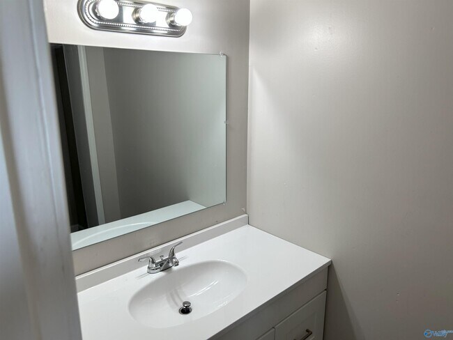Building Photo - 1707 Buena Vista Cir SE