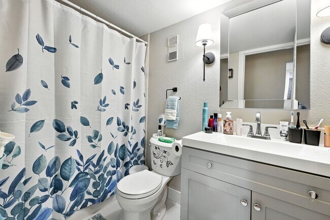 Building Photo - Beautifully Updated 1 Bed, 1 Bath Rental -...
