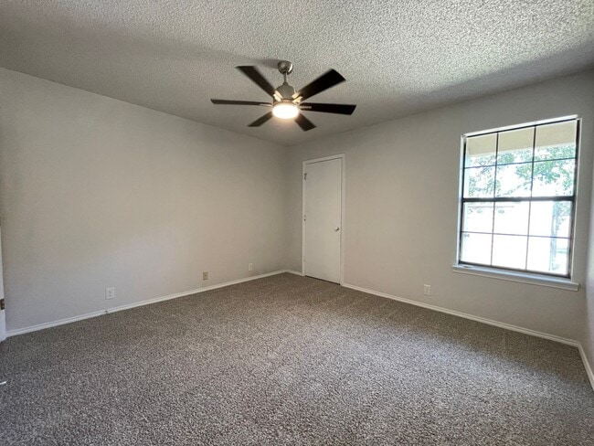 Building Photo - AVAILABLE NOW - 2 Bedroom 1 Bath Two Story...