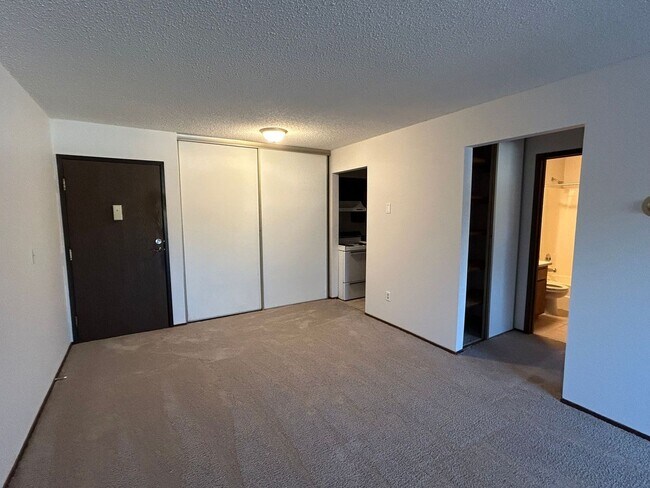 Building Photo - 1 Bedroom Apartment in Lonsdale Main Level