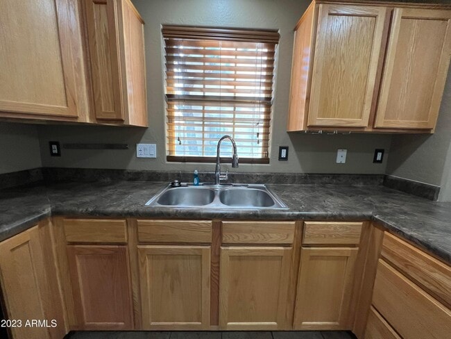 Building Photo - 2709 E Bart St