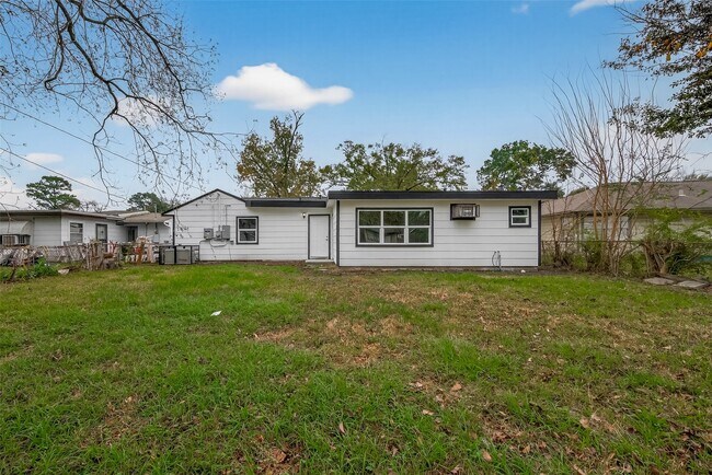 Building Photo - 5833 Southlea St