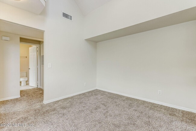 Building Photo - 13700 Richmond Park Dr N