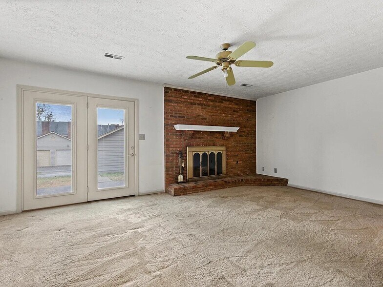 Building Photo - 3450 Laredo Dr