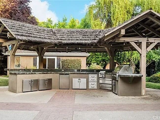 Building Photo - Custom built home with an AMAZING resort l...