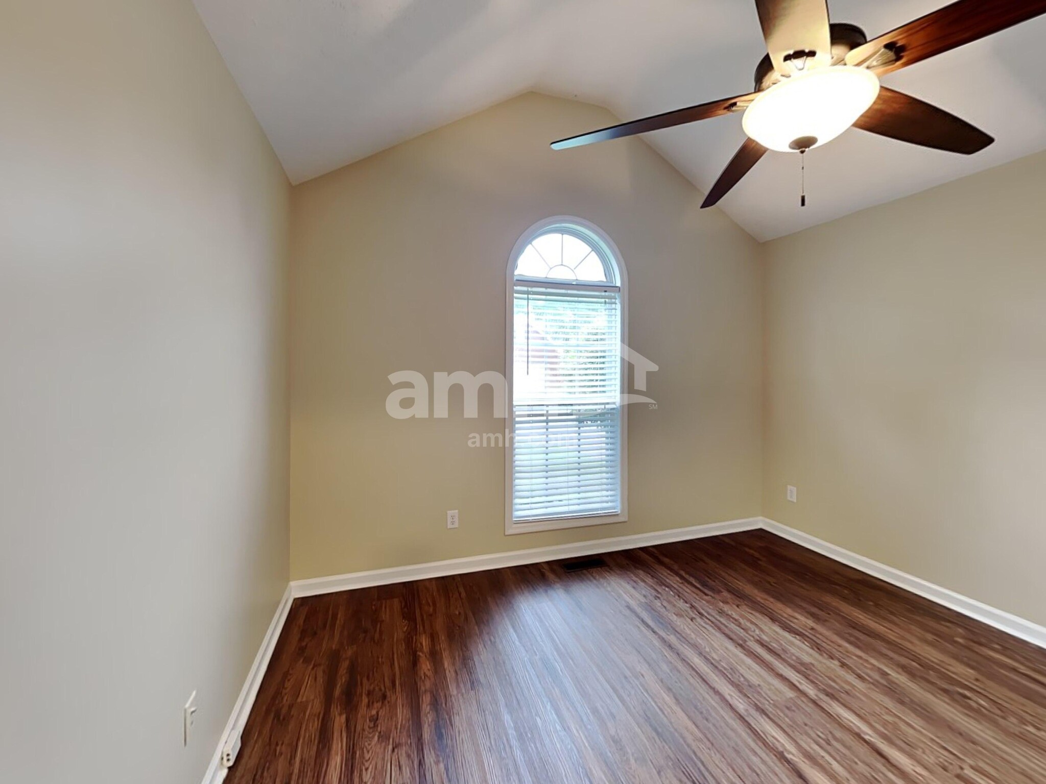 Building Photo - 1084 Pinehurst Dr