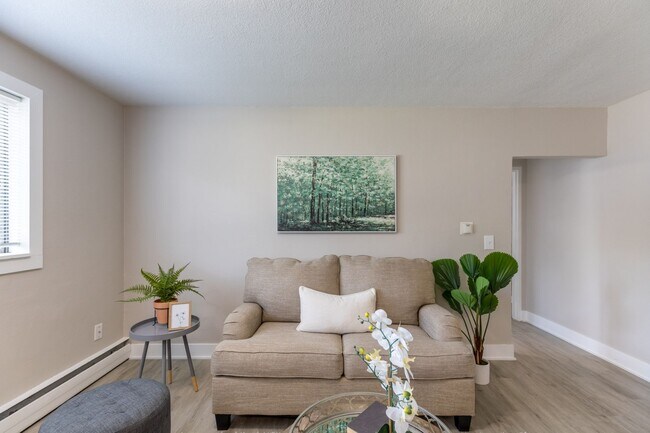 Building Photo - Highland Park Apartments; Renovated Deluxe...