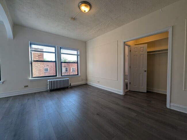 Building Photo - 5417 N Kenmore Ave