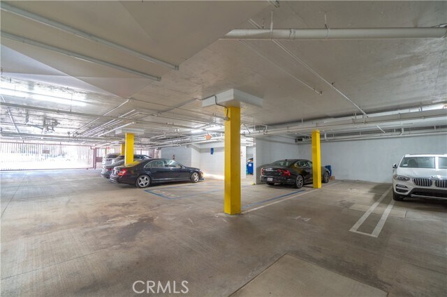 Building Photo - 10390 La Grange Ave