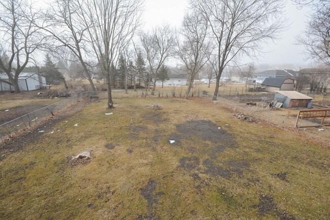 Building Photo - Great 4br home with large fenced yard in q...