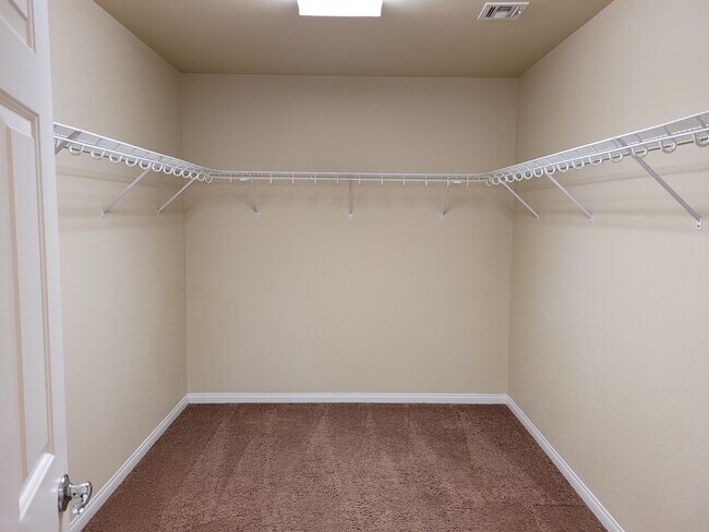 Building Photo - 6386 Tomahawk Mill Ct