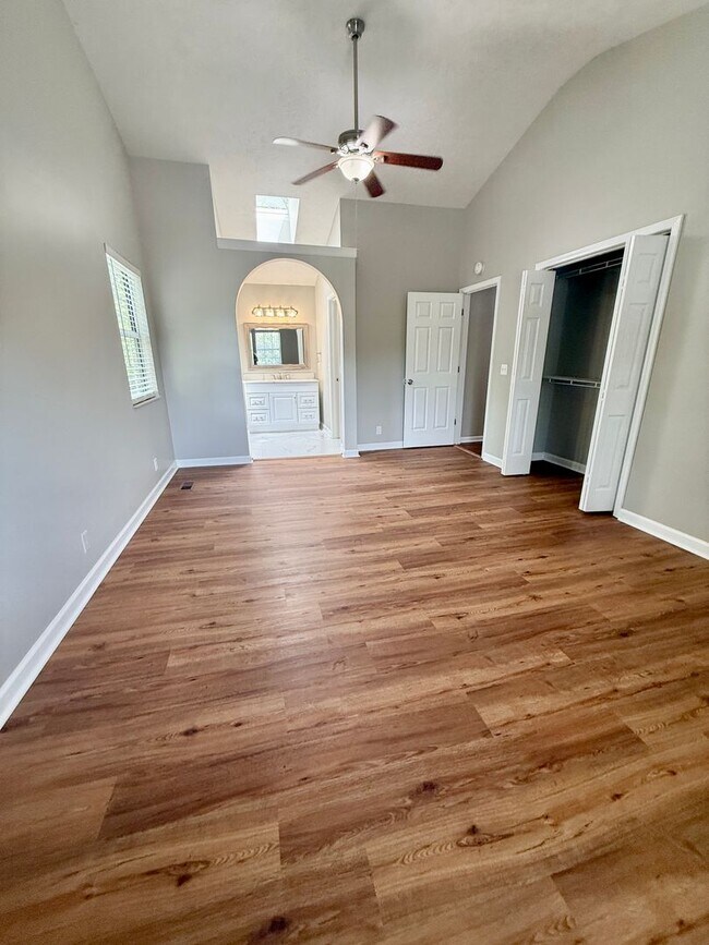 Building Photo - 3 Bedroom 2.5 Bath House + Garage + Fenced...