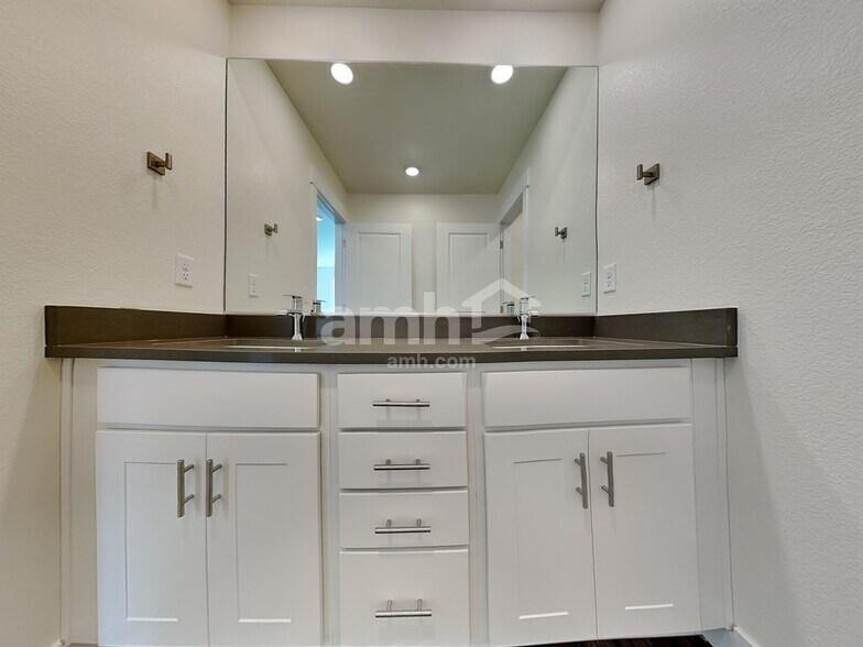 Building Photo - 7668 Mardale Ln