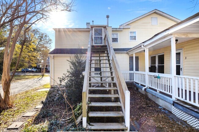 Building Photo - 802 N B St