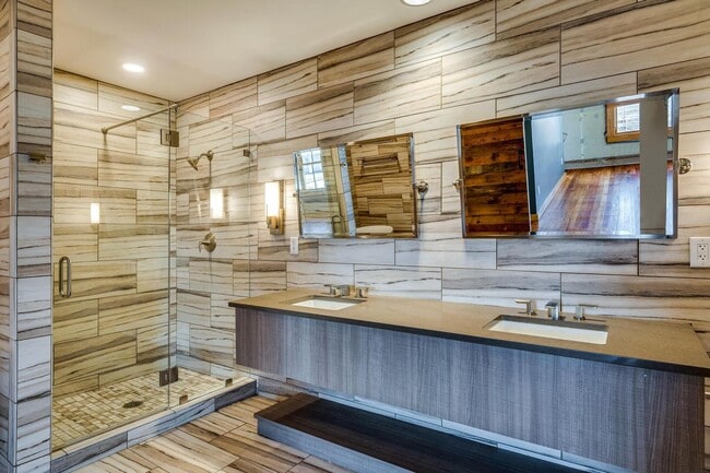 Building Photo - LUXURY   CONDOS IN THE HEART OF ALAMO CITY