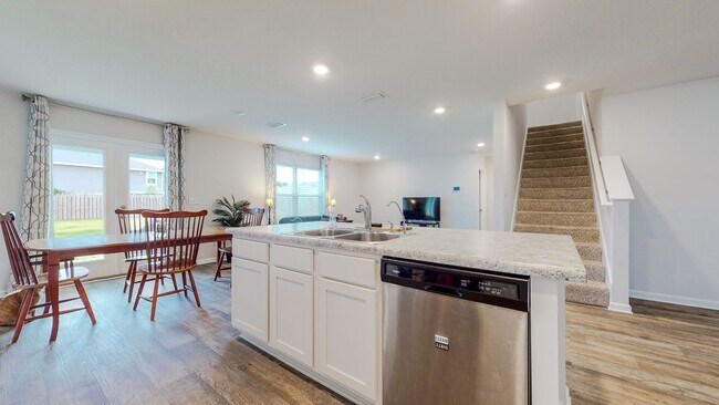 Building Photo - 5 Bedroom / 3 Bathroom Home  in Hammock Bay w/Fenced in Yard