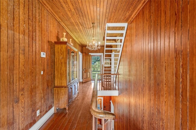 Building Photo - 813 Nelson Ave