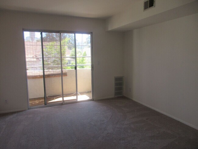 Building Photo - Beautiful Condo in the heart of Studio City