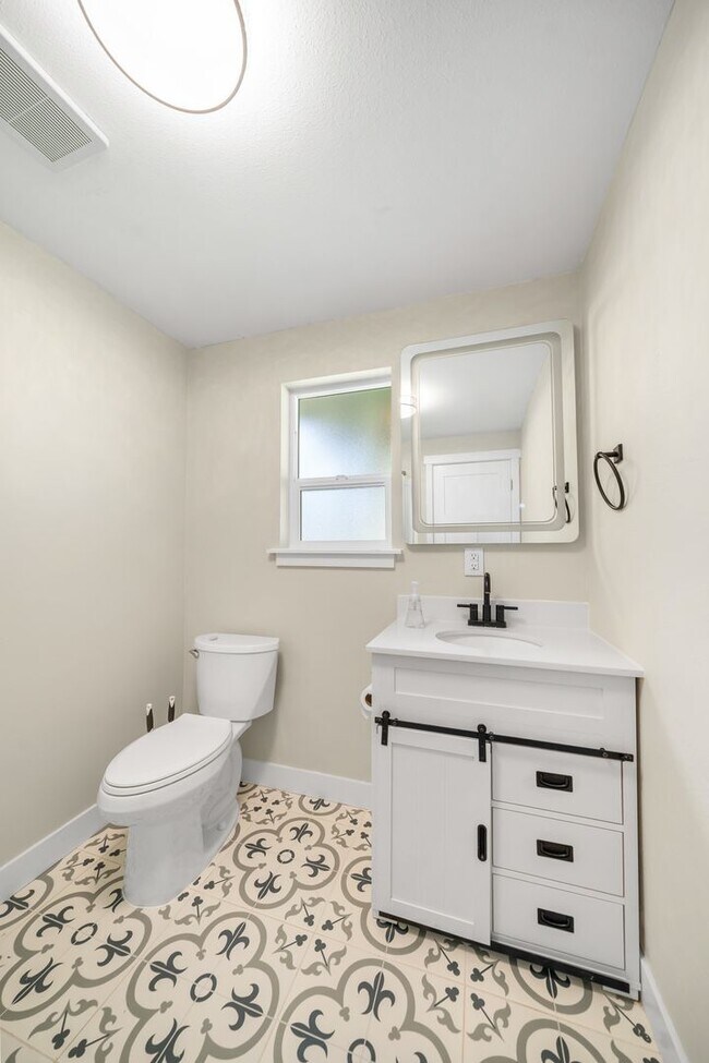 Building Photo - Beautifully updated 3 bed 3 bath Steilacoo...