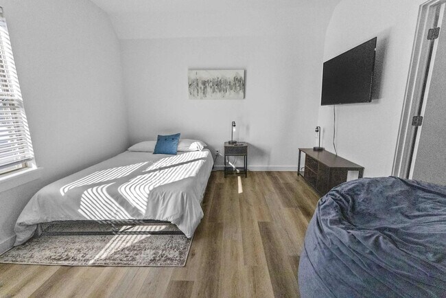 Building Photo - 6740 Peerless St