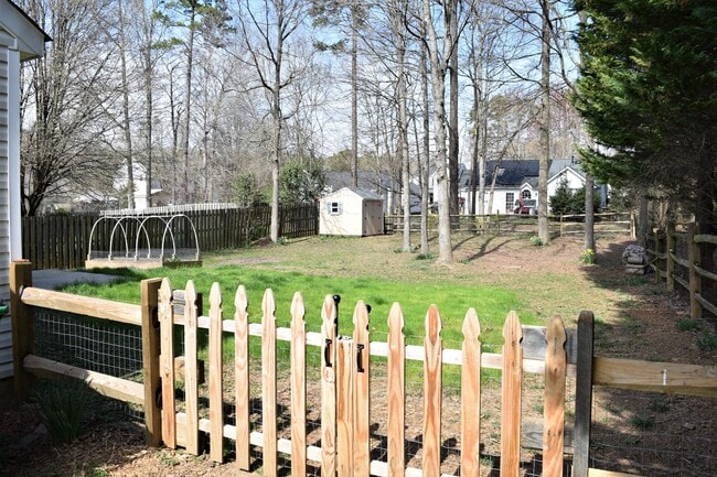 Building Photo - Cute Ranch Style Home - Fenced Yard