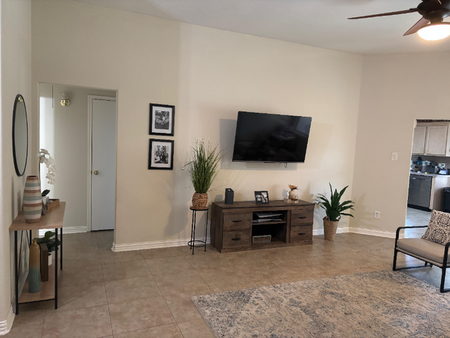 Building Photo - 2703 Silk Tree Ln