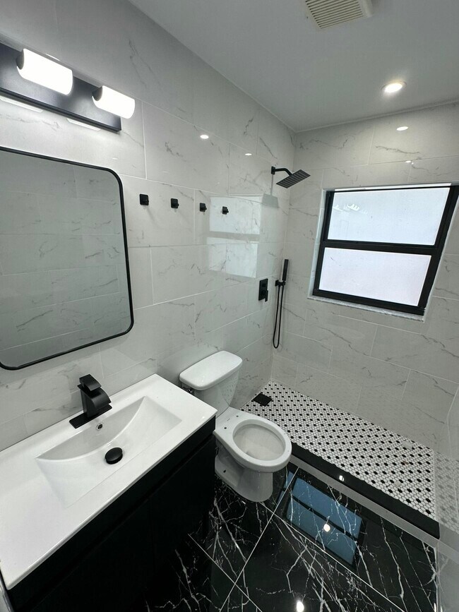 Building Photo - 122 SW 12th Ave