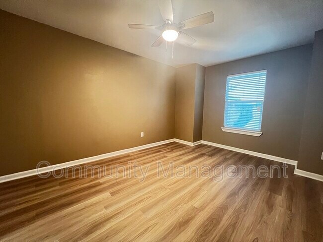 Building Photo - 2150 N Sherwood Forest Dr