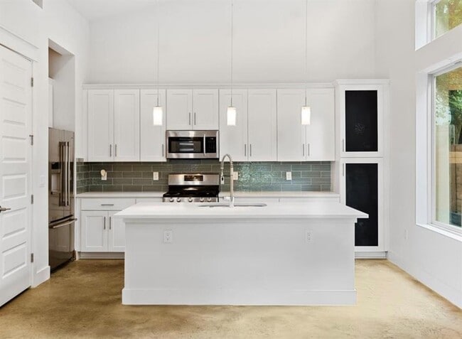 Building Photo - 1609 J J Seabrook Dr