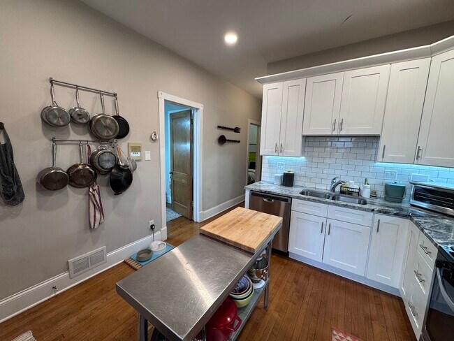 Building Photo - 2251 W Giddings St